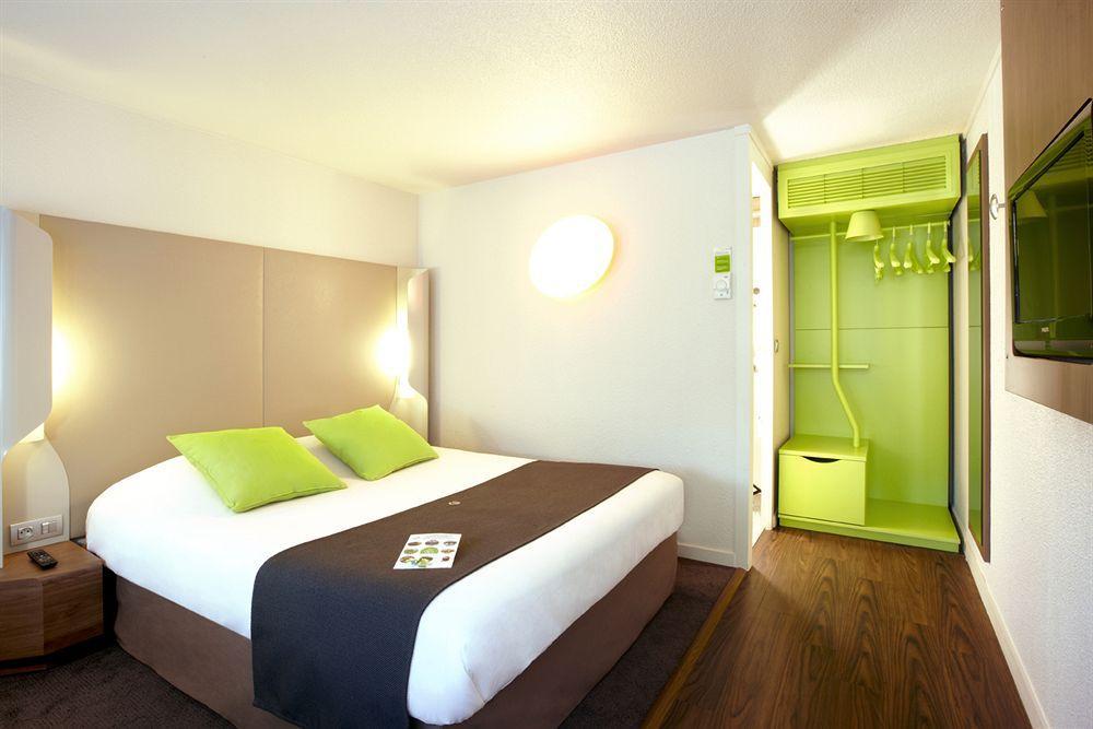 Campanile Lyon Est Aeroport Saint Exupery Hotel Bagian luar foto