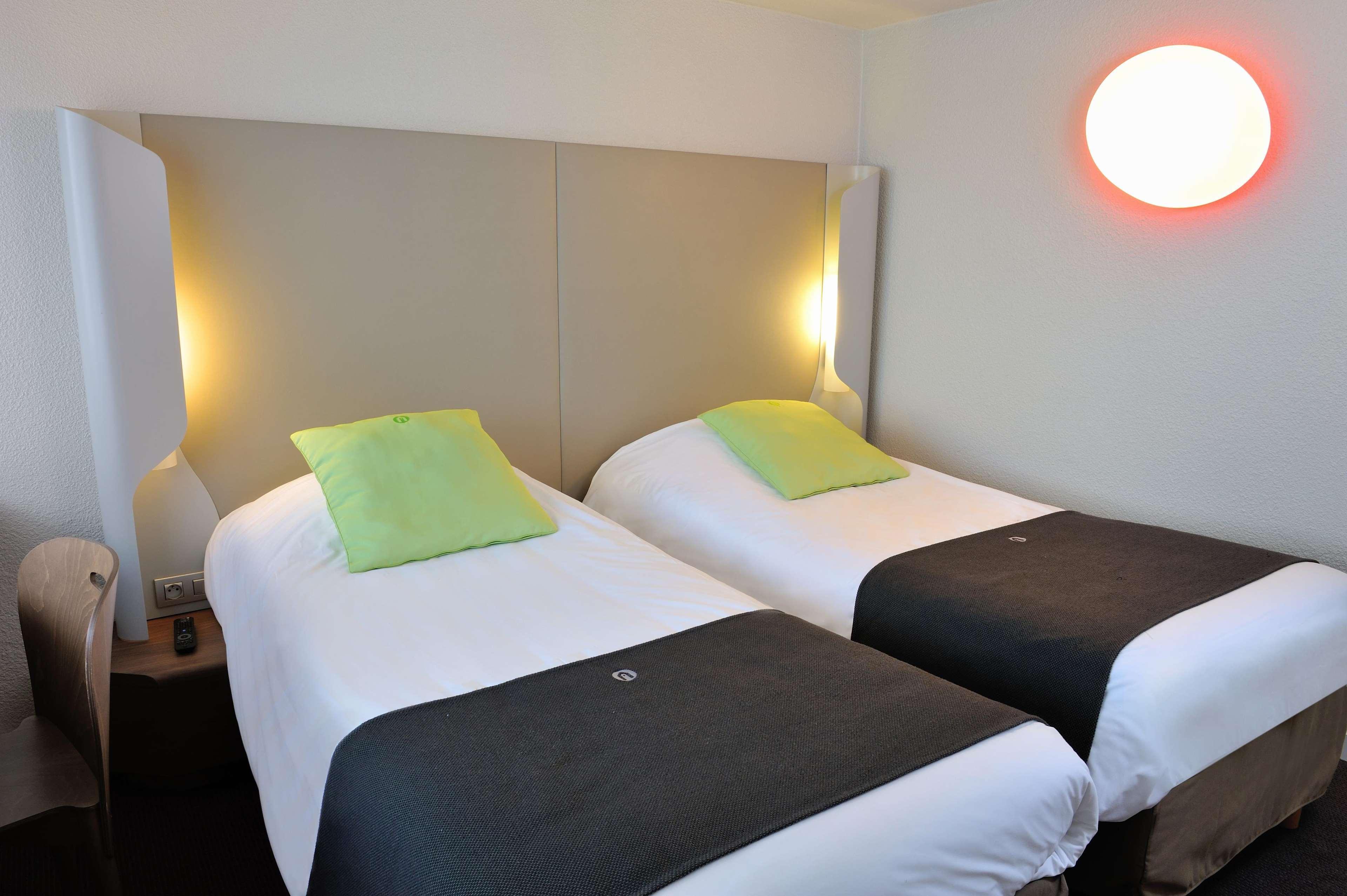 Campanile Lyon Est Aeroport Saint Exupery Hotel Bagian luar foto