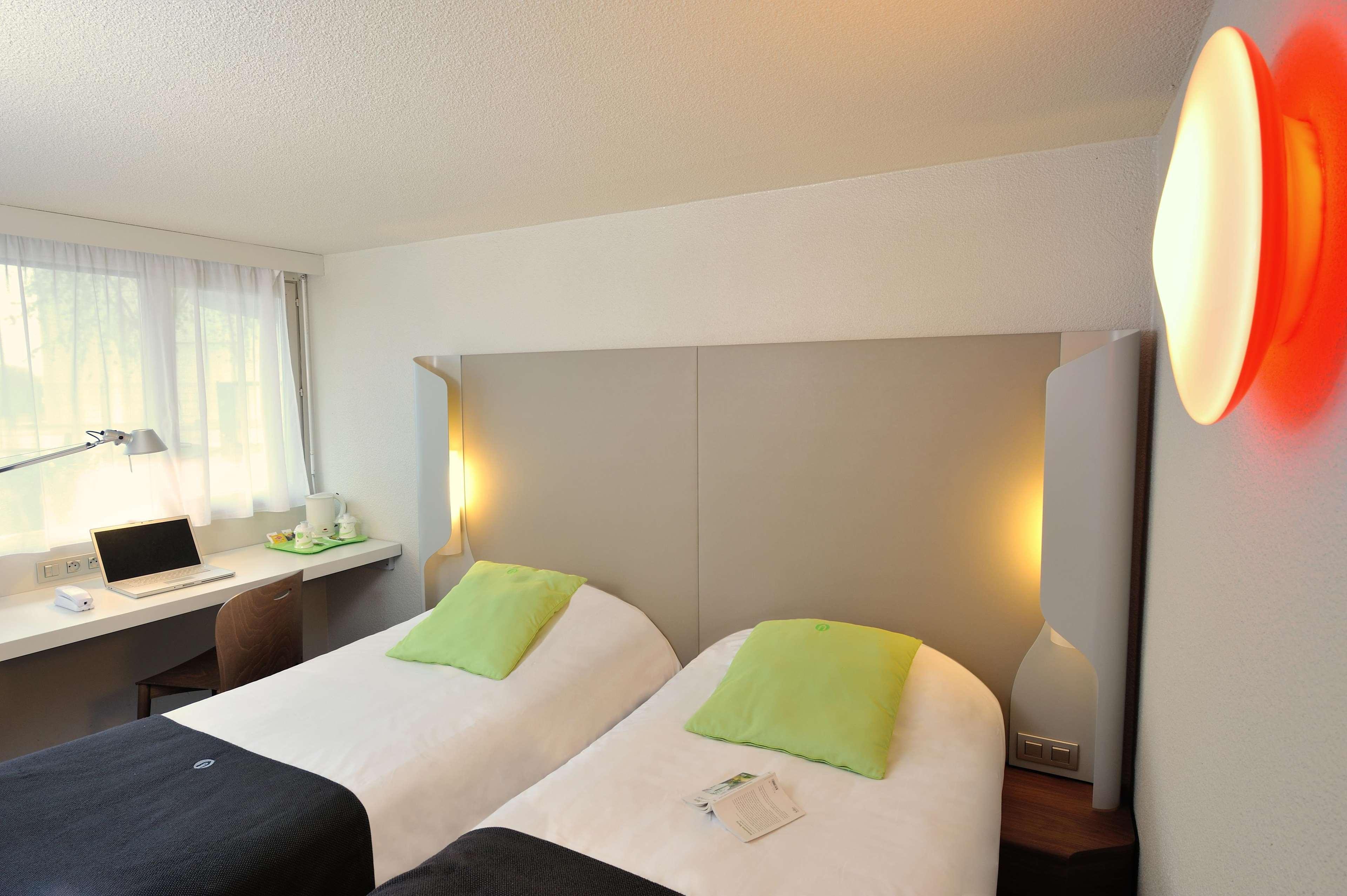 Campanile Lyon Est Aeroport Saint Exupery Hotel Bagian luar foto