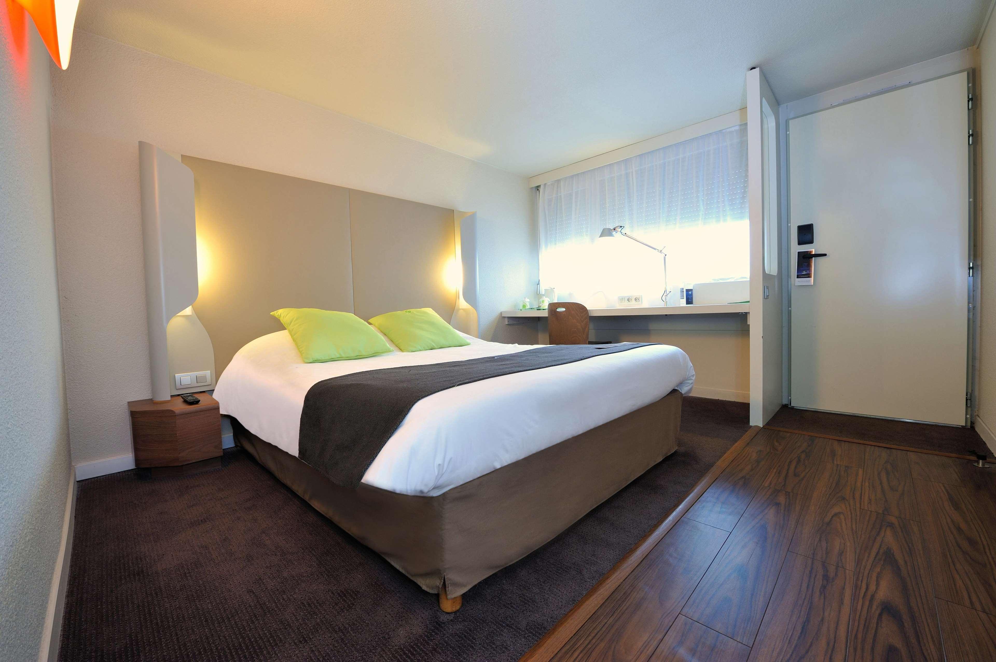 Campanile Lyon Est Aeroport Saint Exupery Hotel Bagian luar foto
