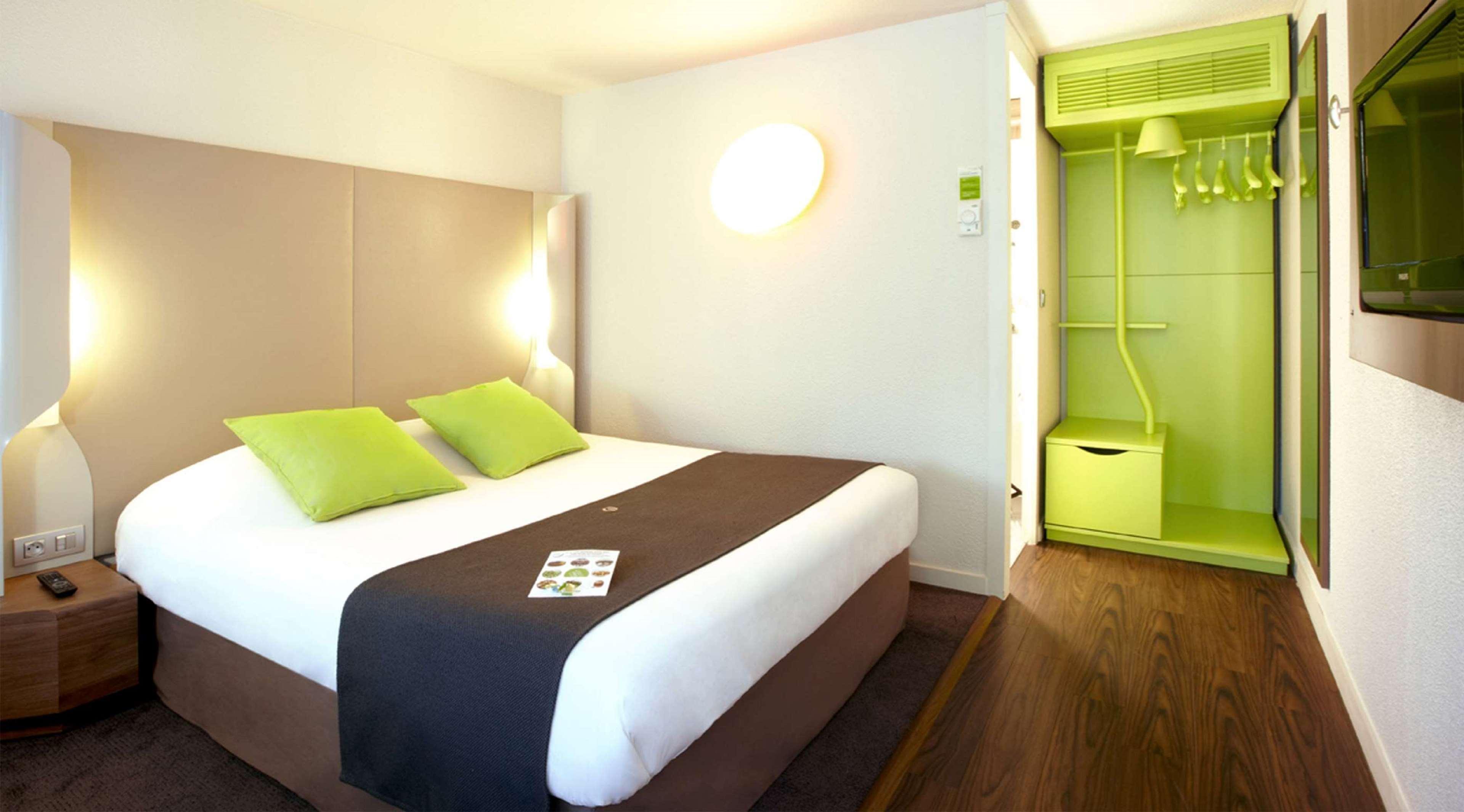 Campanile Lyon Est Aeroport Saint Exupery Hotel Bagian luar foto