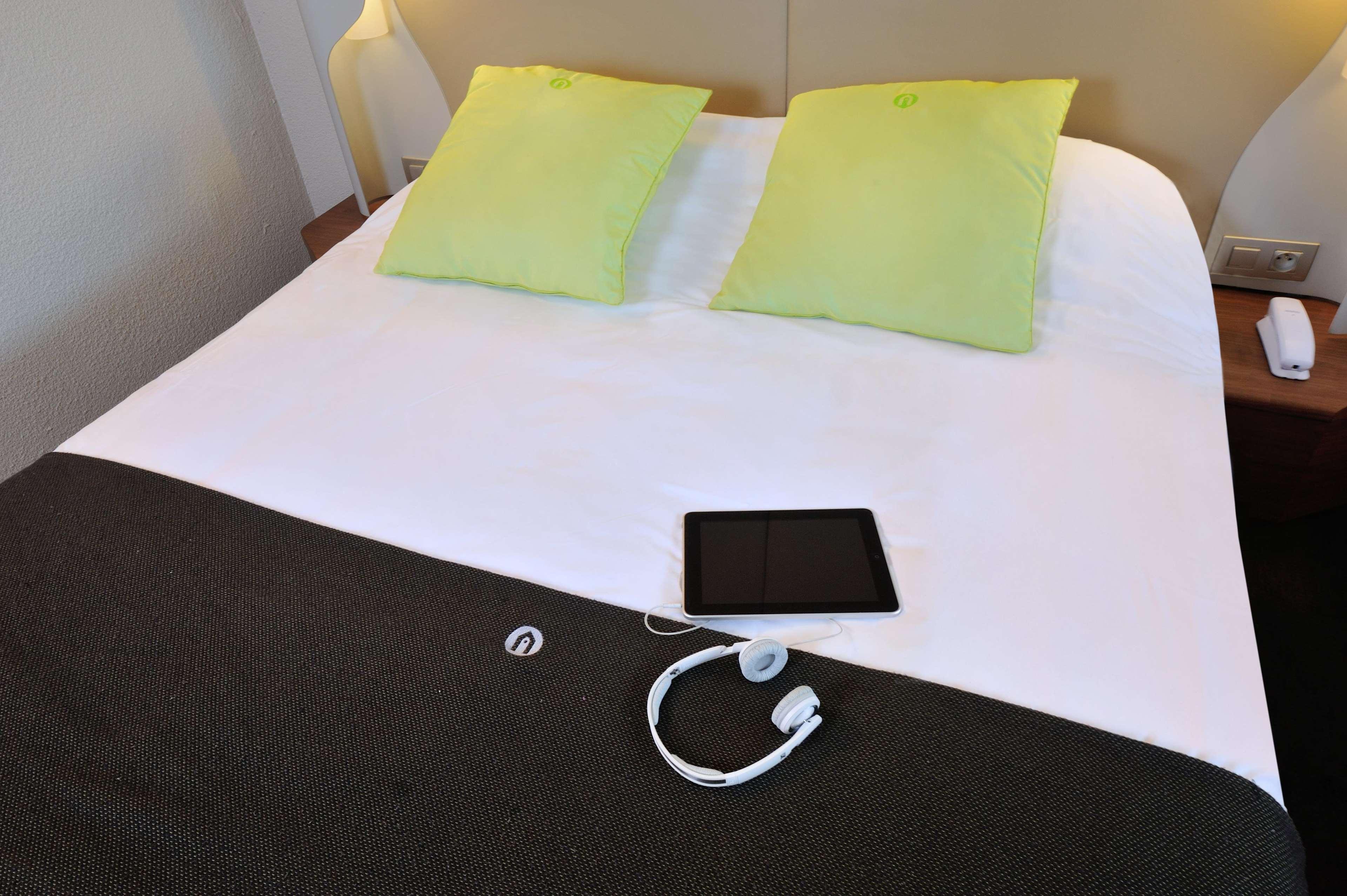 Campanile Lyon Est Aeroport Saint Exupery Hotel Bagian luar foto