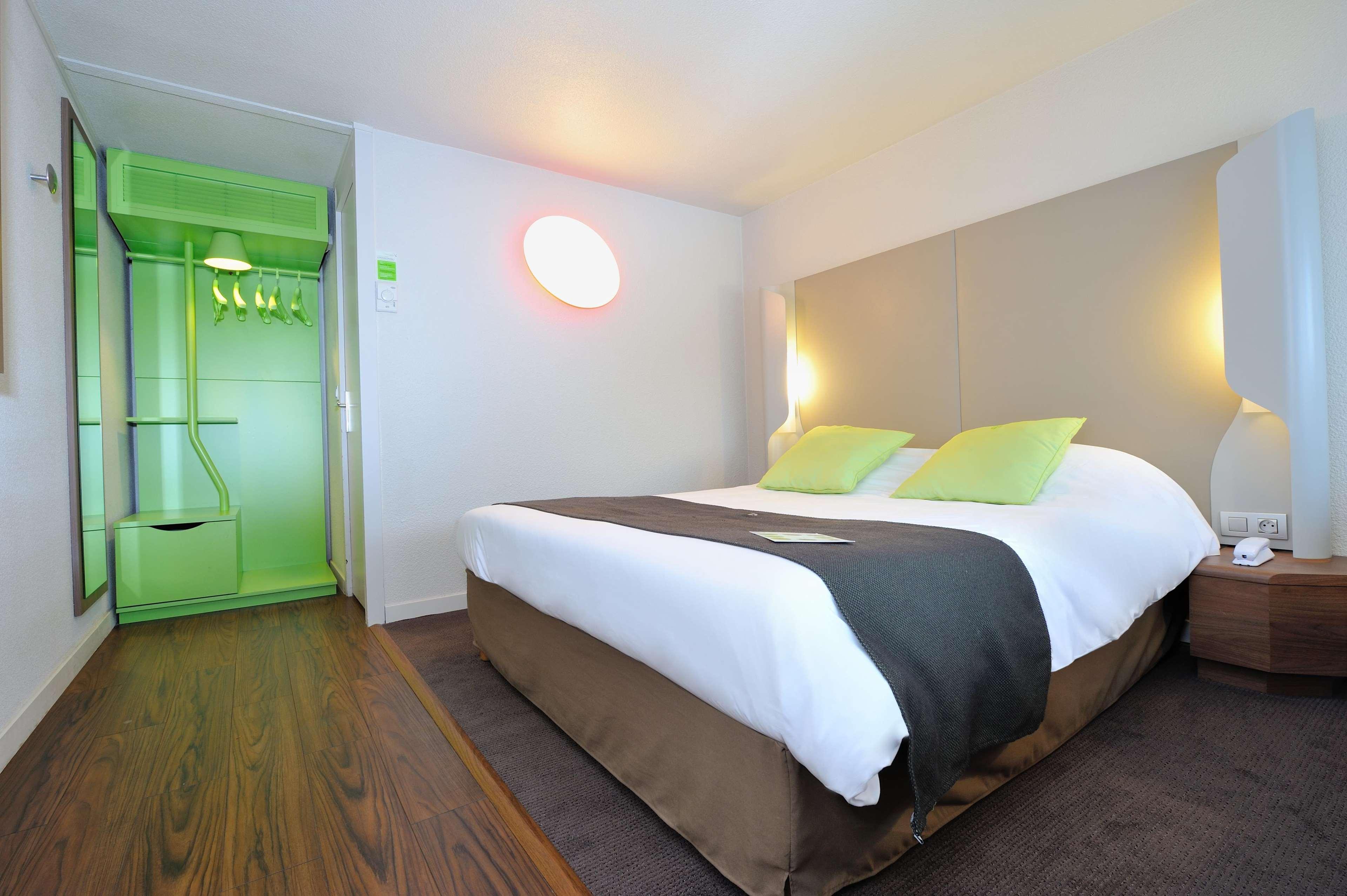 Campanile Lyon Est Aeroport Saint Exupery Hotel Bagian luar foto
