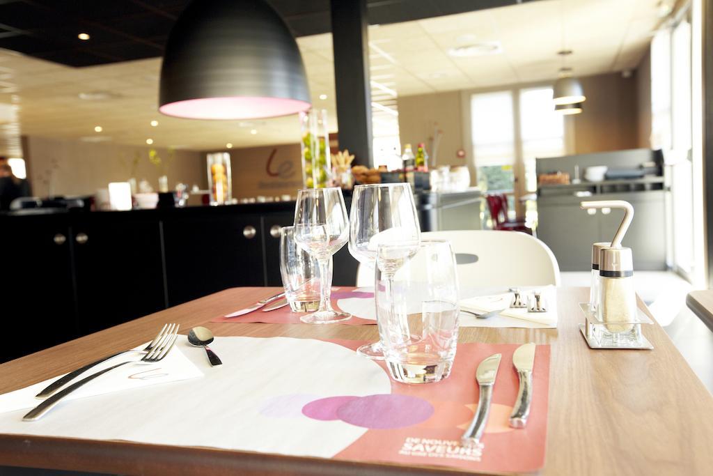 Campanile Lyon Est Aeroport Saint Exupery Hotel Bagian luar foto