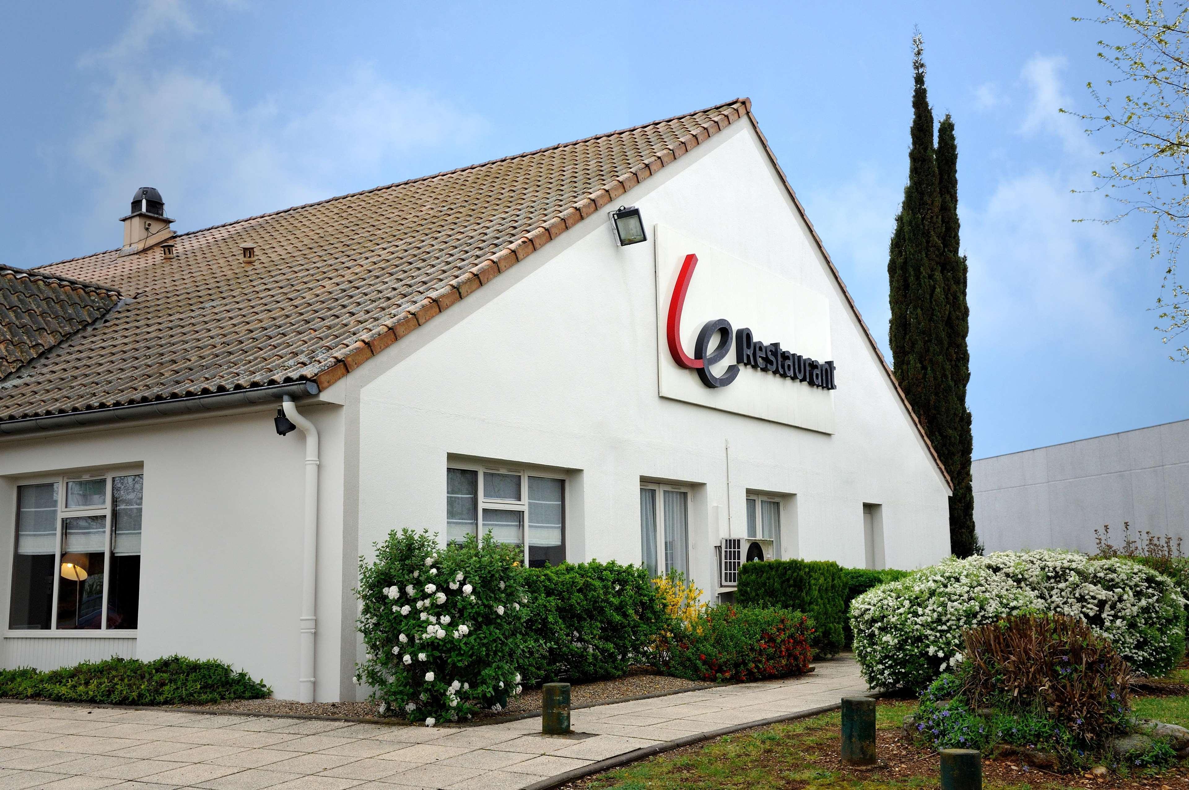Campanile Lyon Est Aeroport Saint Exupery Hotel Bagian luar foto