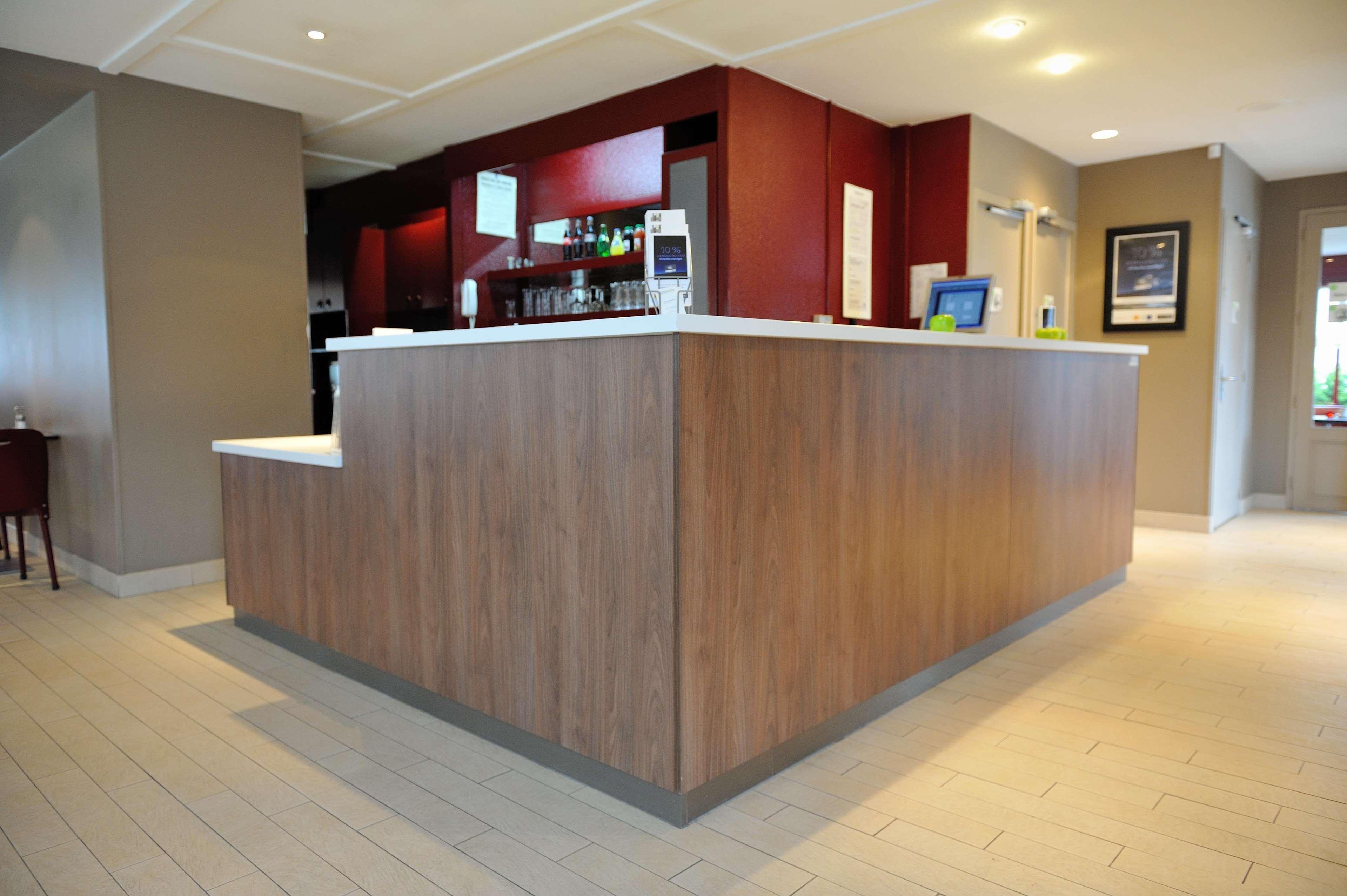 Campanile Lyon Est Aeroport Saint Exupery Hotel Bagian luar foto